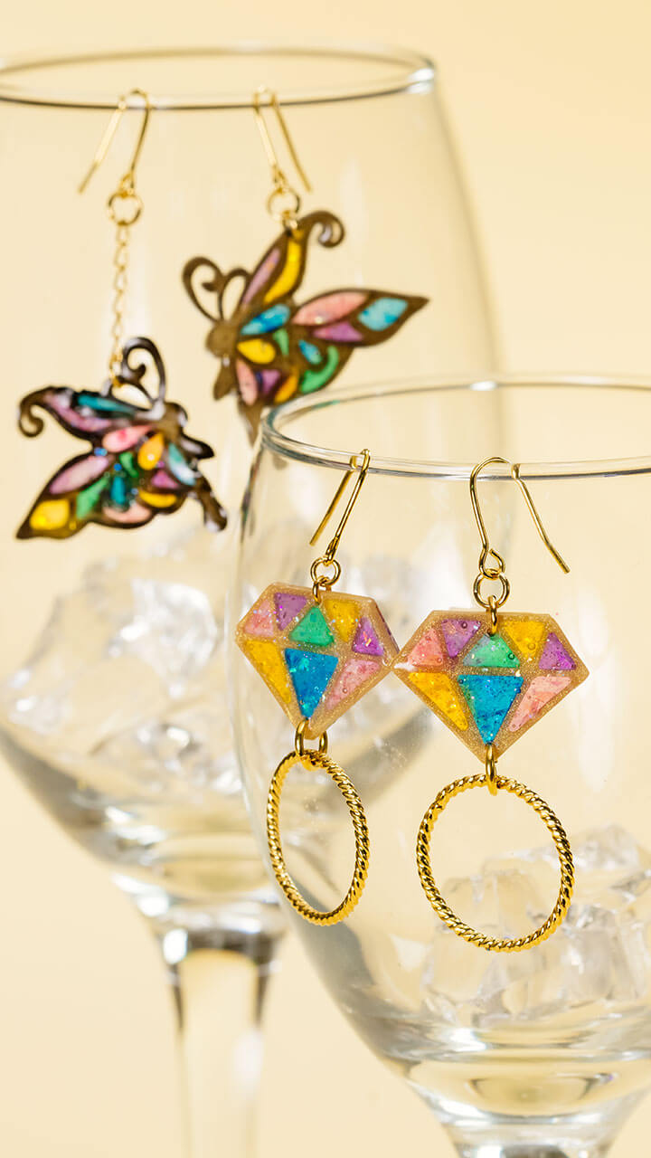 キラキラ透け感にうっとり♡ステンドグラス風ピアス