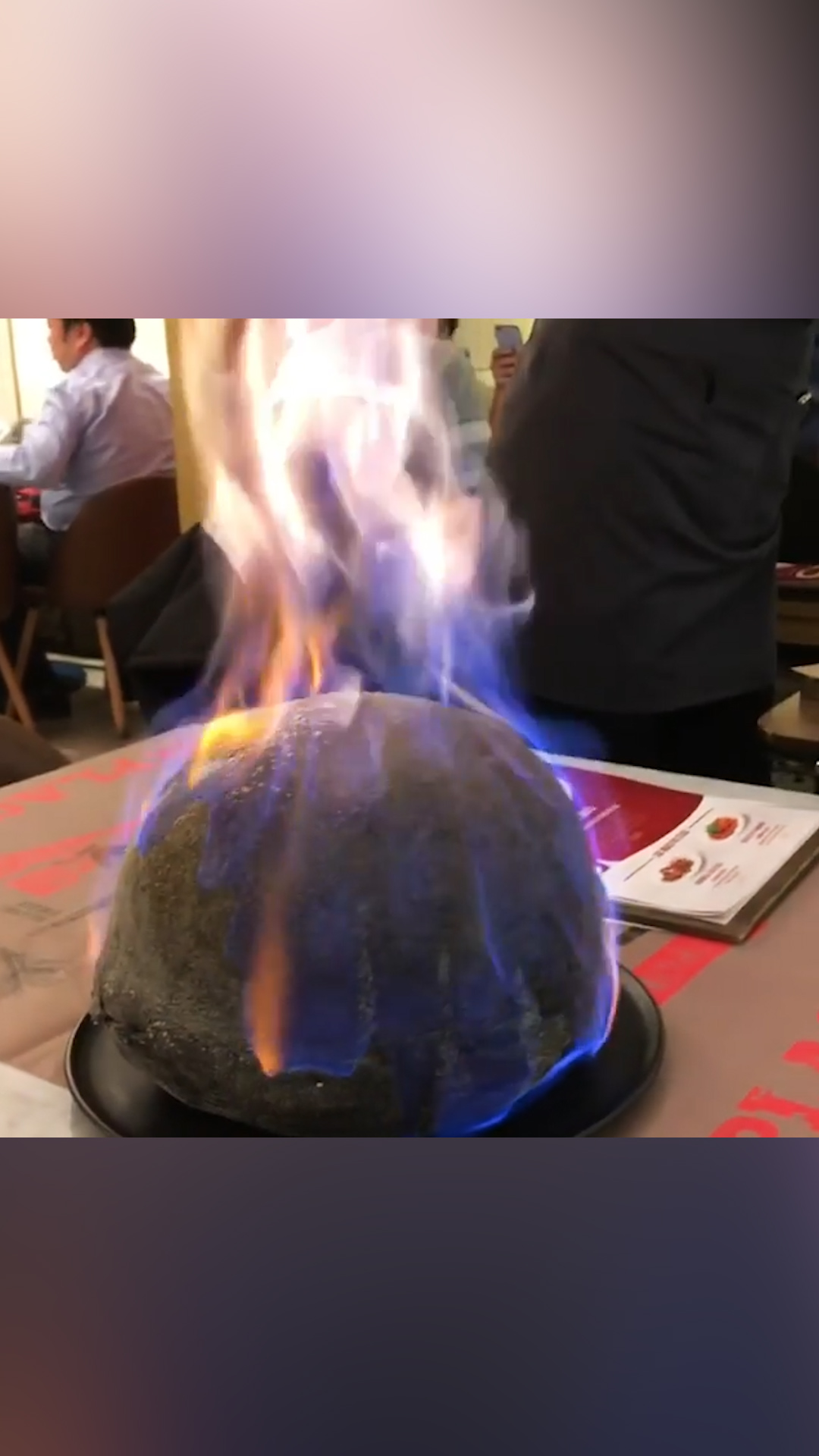 燃やして食べる?! 爆弾ピザ