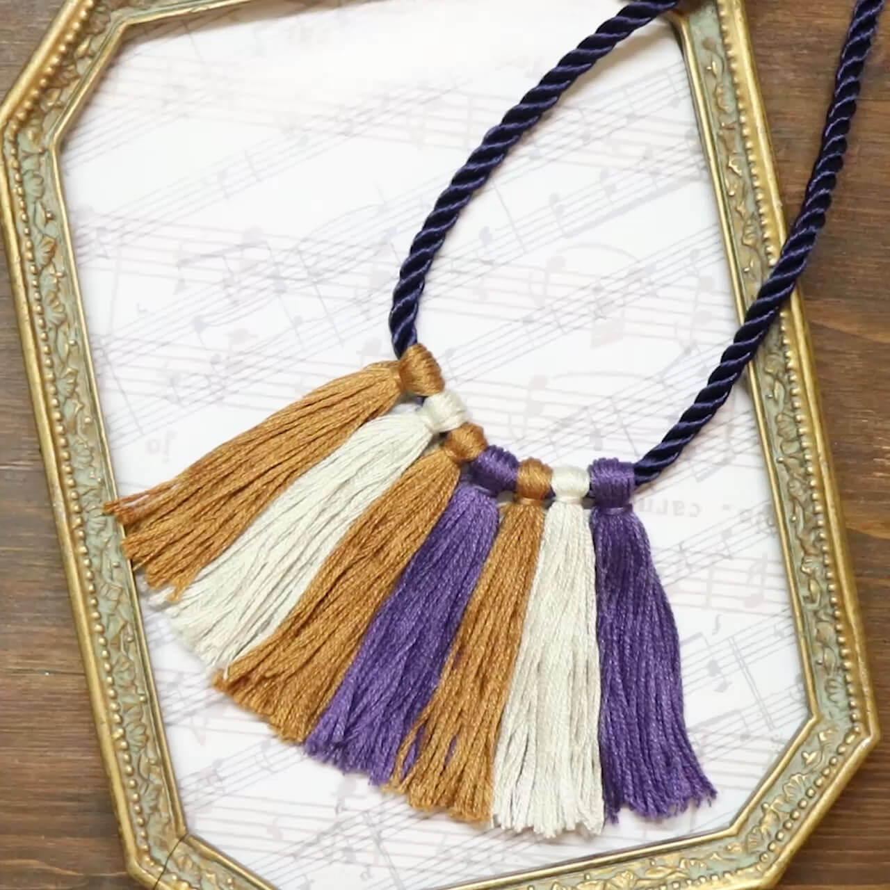 大人かわいい「巻き巻きタッセルネックレス」