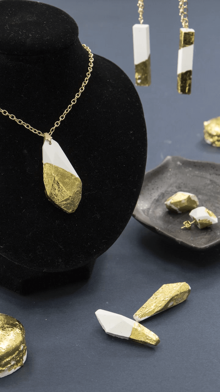 深みのあるオトナの輝きを…♡金箔が美しい「ゴールドペンダント」を身につけたい！