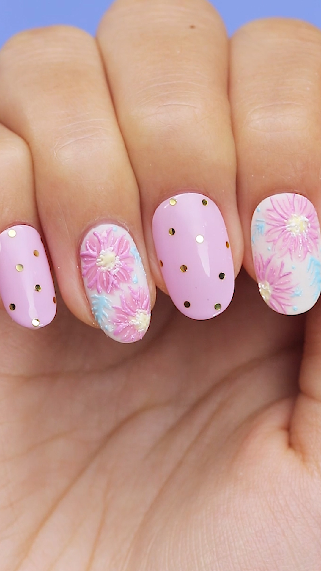 立体感が可愛いコスモスネイル