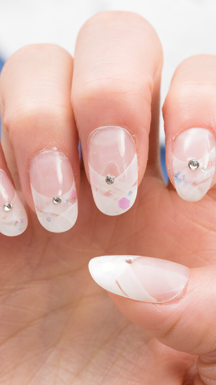 窓の向こうに何か見えそう♡カーテンネイル