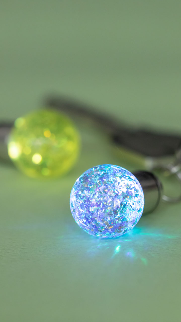 スイッチON！きらきら輝くLEDライトキーホルダー