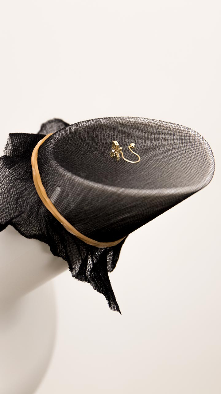 アクセサリー落としちゃった・・・細かいモノでも簡単に見つけられる裏ワザ☆