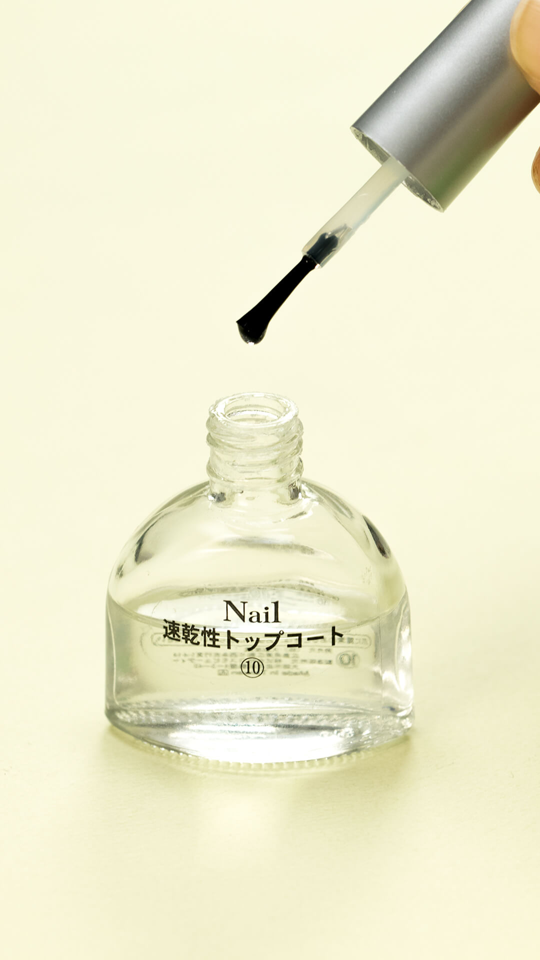 爪に塗るだけじゃない!とっても便利なトップコート活用法4選