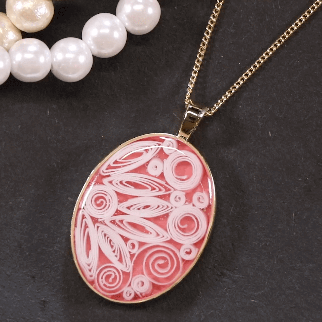 パーツを組み合わせて作る模様が美しい☆「ペーパークイリングのネックレス」