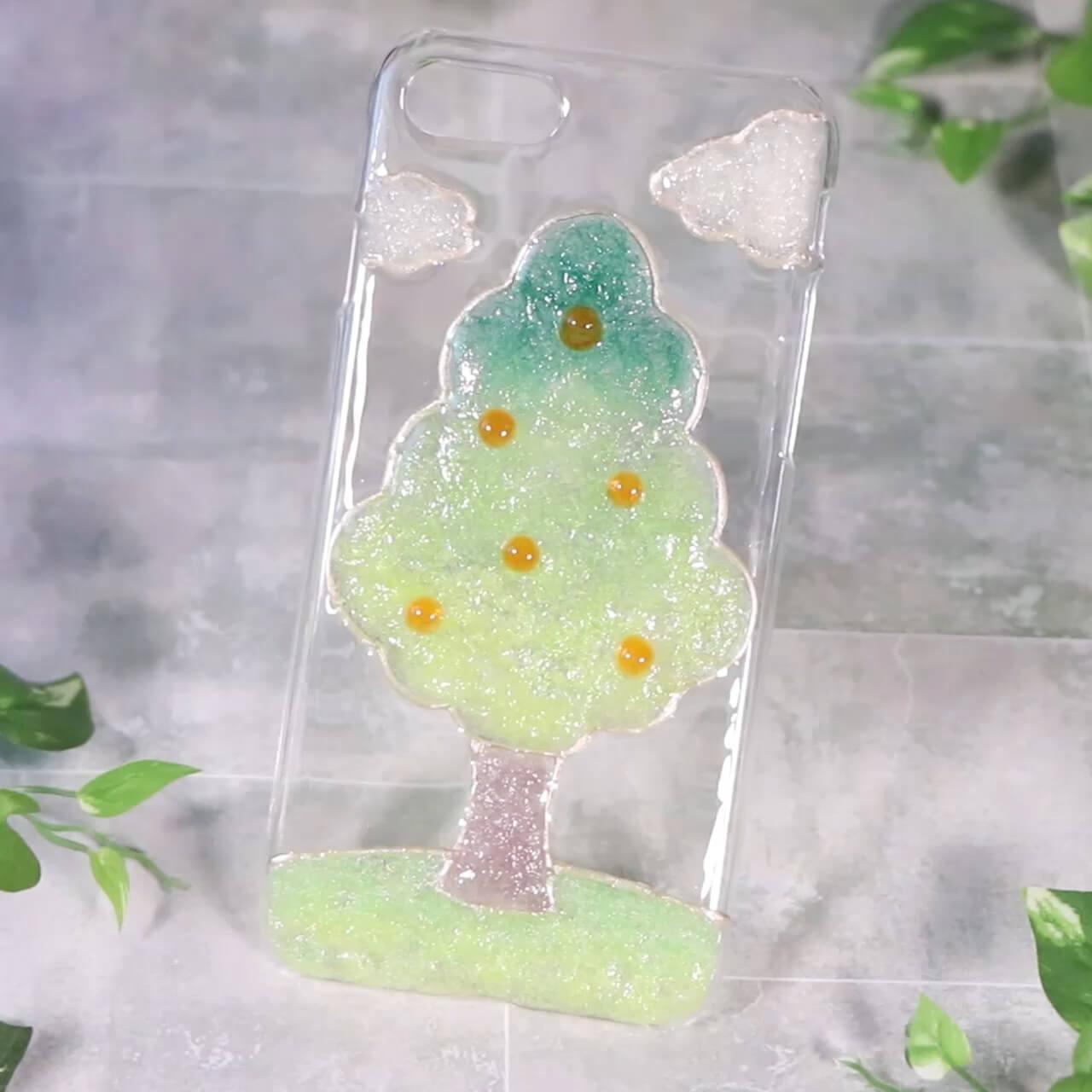 淡い色が魅力「羊毛レジンスマホケース」