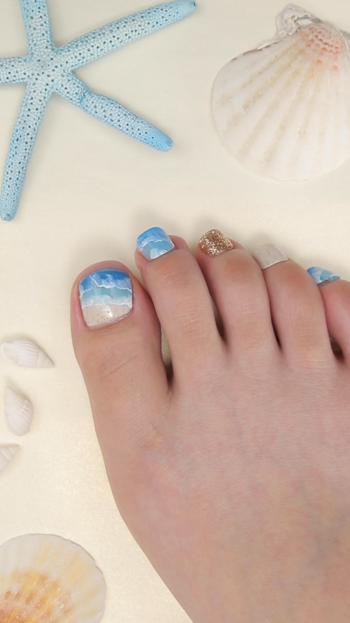 今楽しみたい！ 波打ちフットネイル