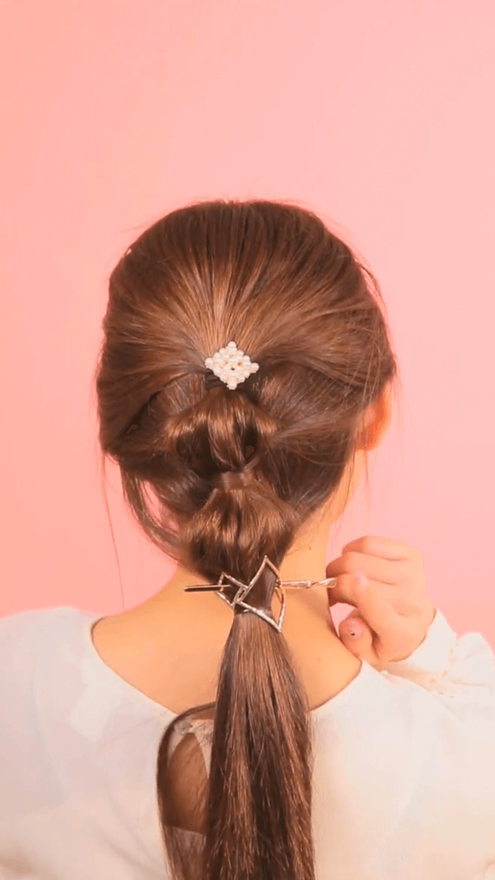 ローテールアレンジにちょい足し！ヘアゴムだけでオシャレかわいく