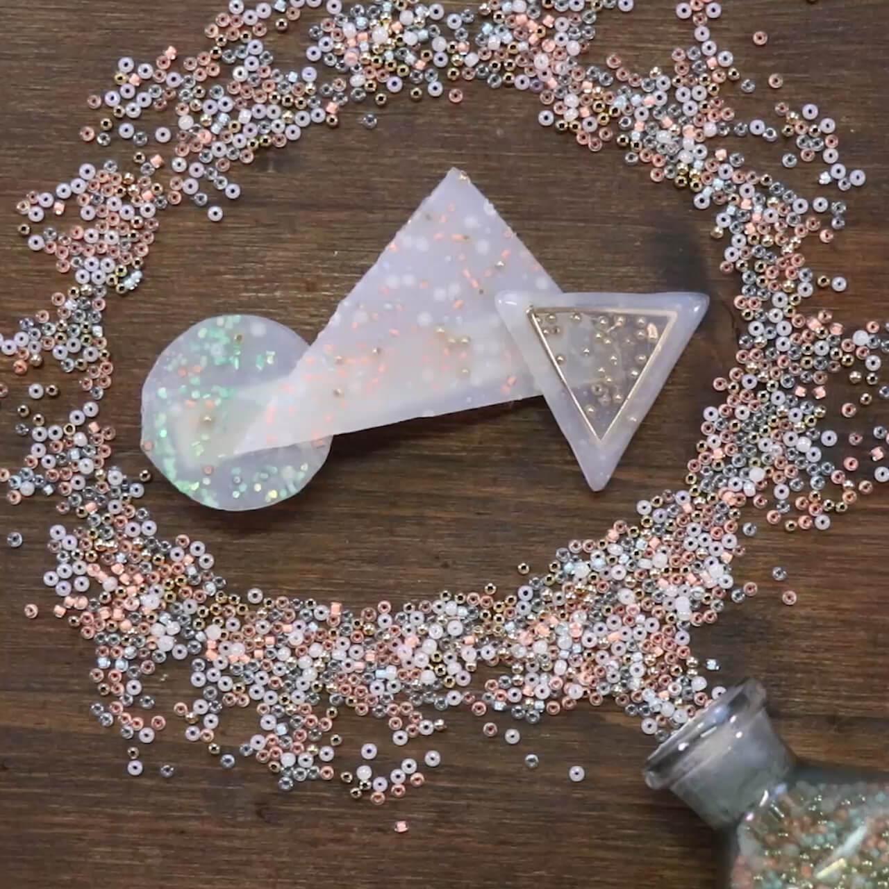 グルーで自由な形「ビーズイン！バレッタ」