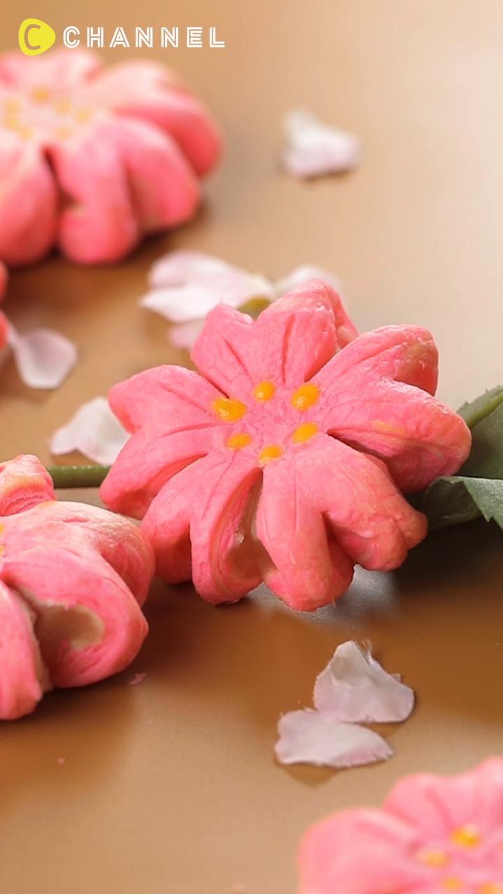 サクッと割れてホワッと食感♡ 白あんの桜パイ