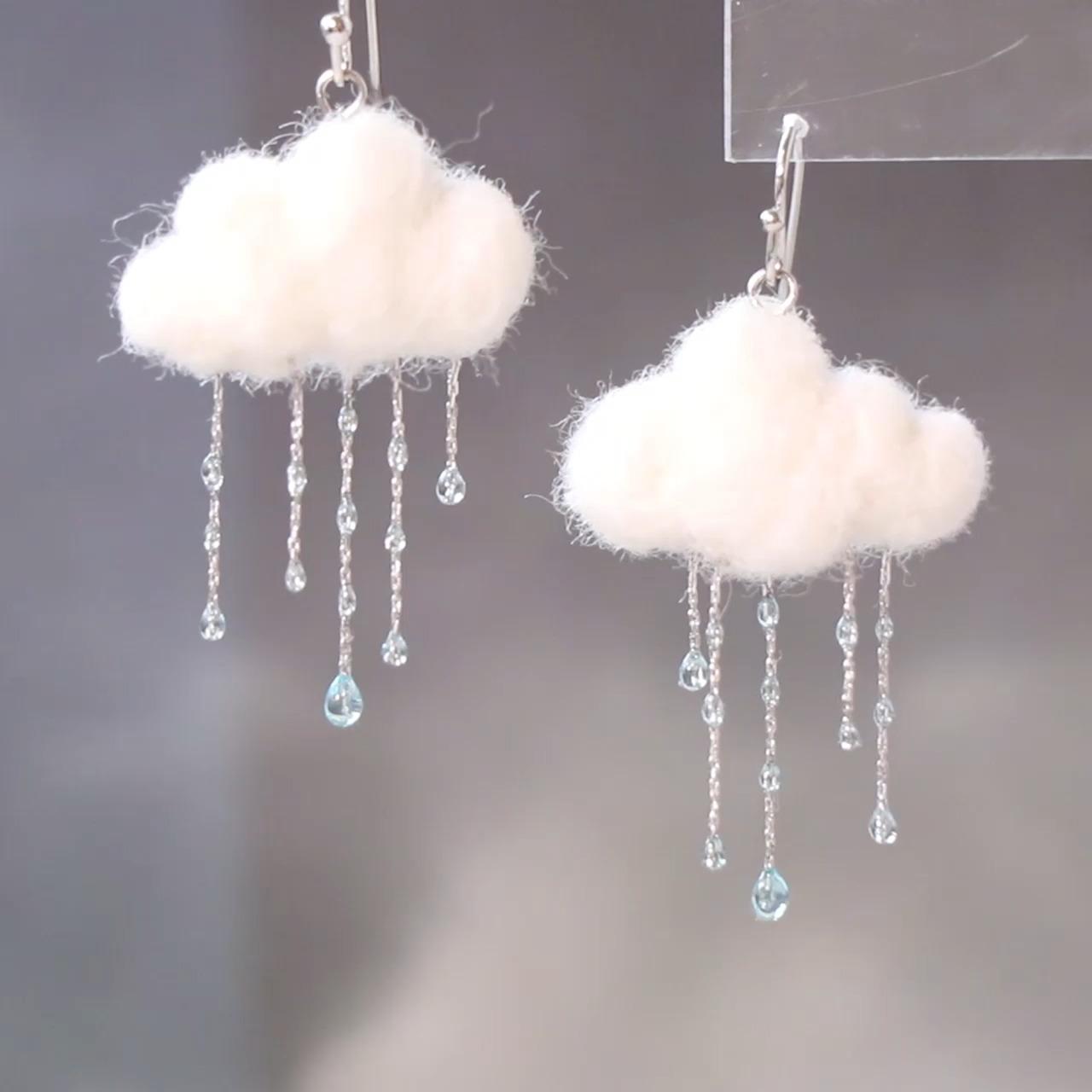 レジンの雨粒「ゆらゆら雨雲ピアス」