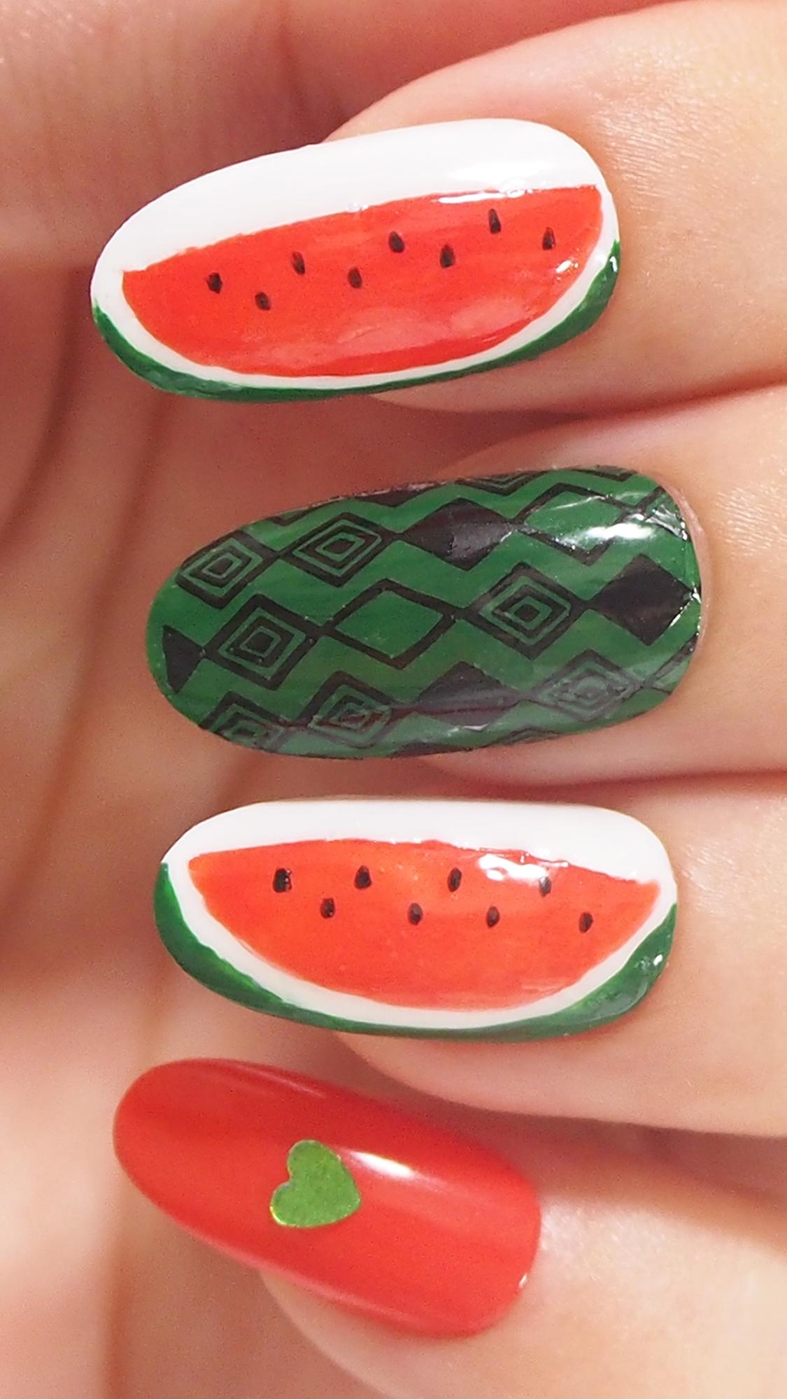 キャンドゥスタンプネイルでお洒落な模様のスイカネイル