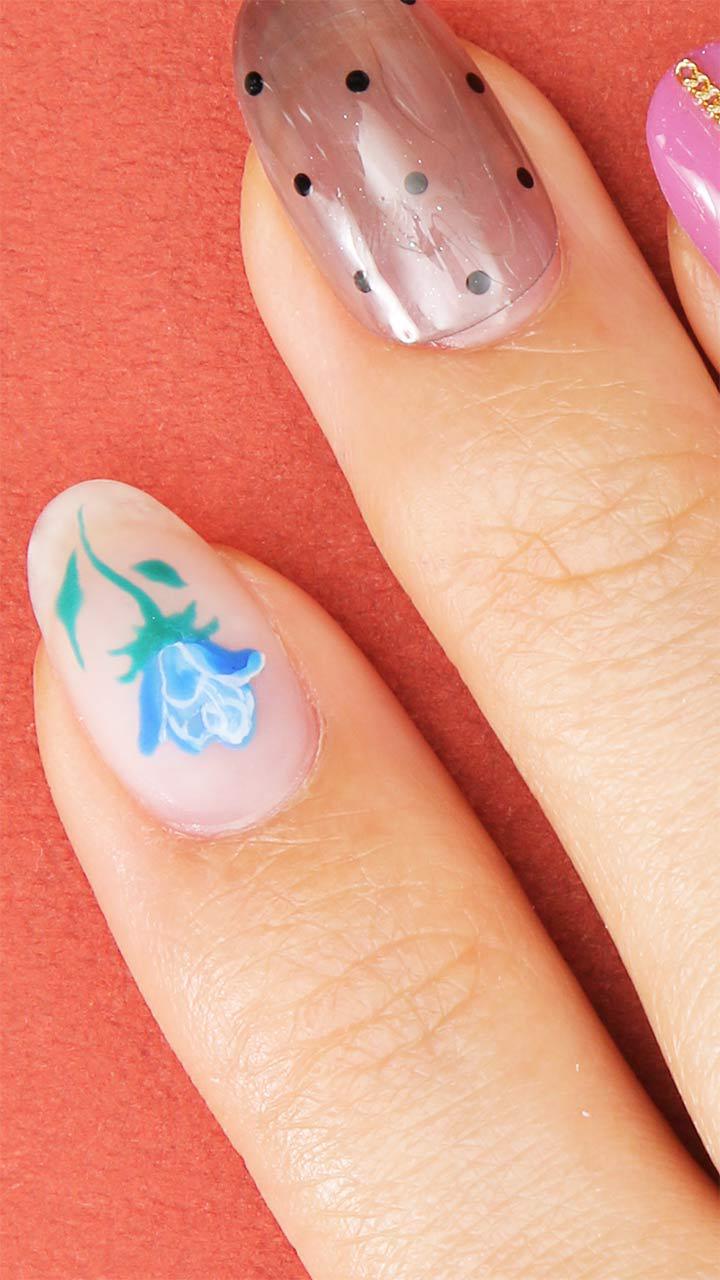 指先に咲くブルーの一輪バラネイル