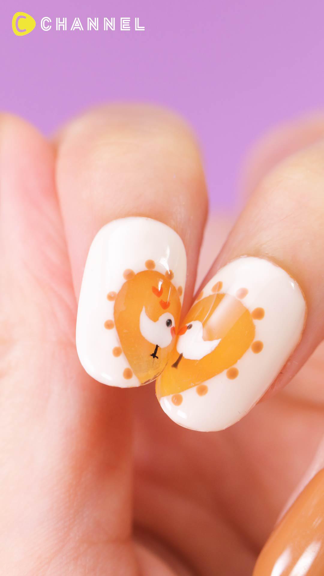 二つの指を合わせて♡小鳥ネイル