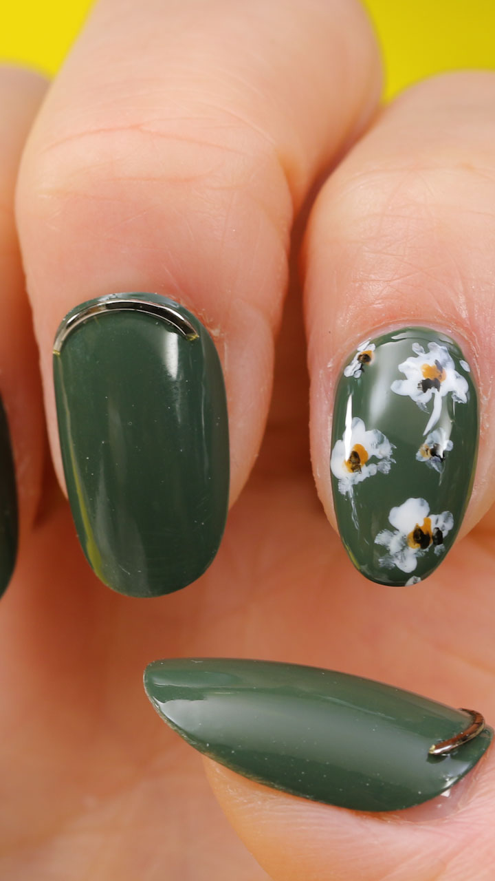 セルフに見えない…！大人小花柄ネイル