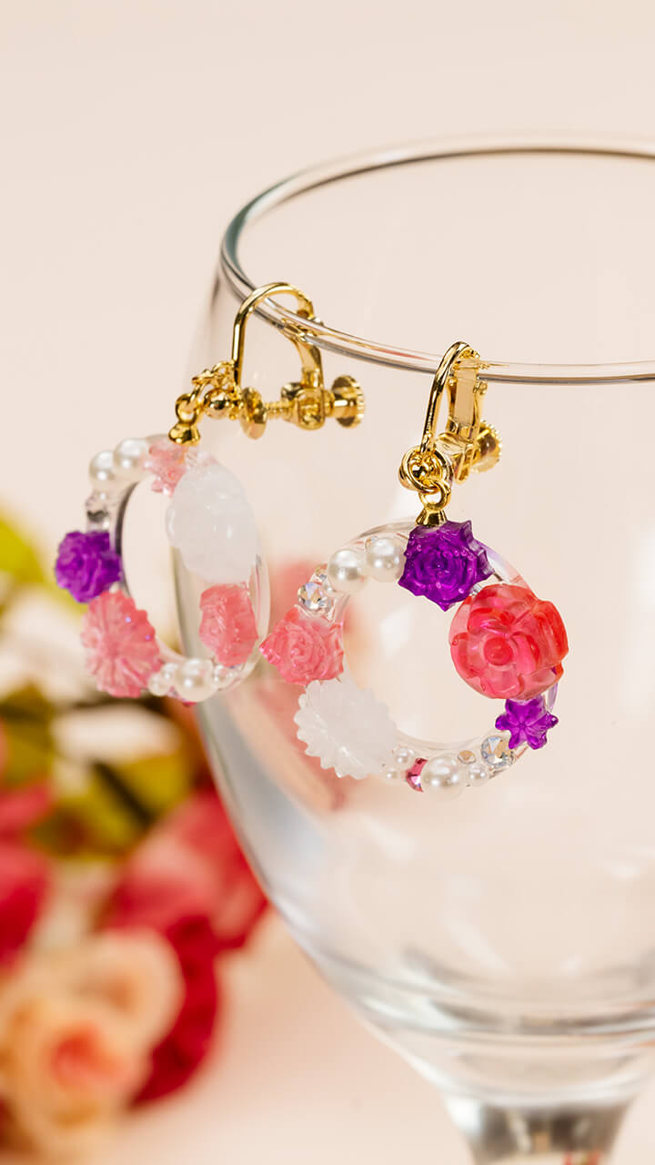 パールの輝きがお花にぴったり♡フラワーリースイヤリング