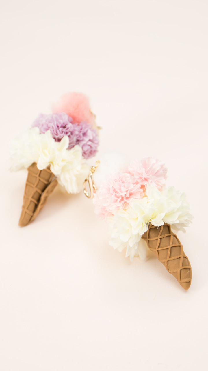 ひとつは持ちたい涼しげアイテム！お花を重ねたソフトクリーム♡