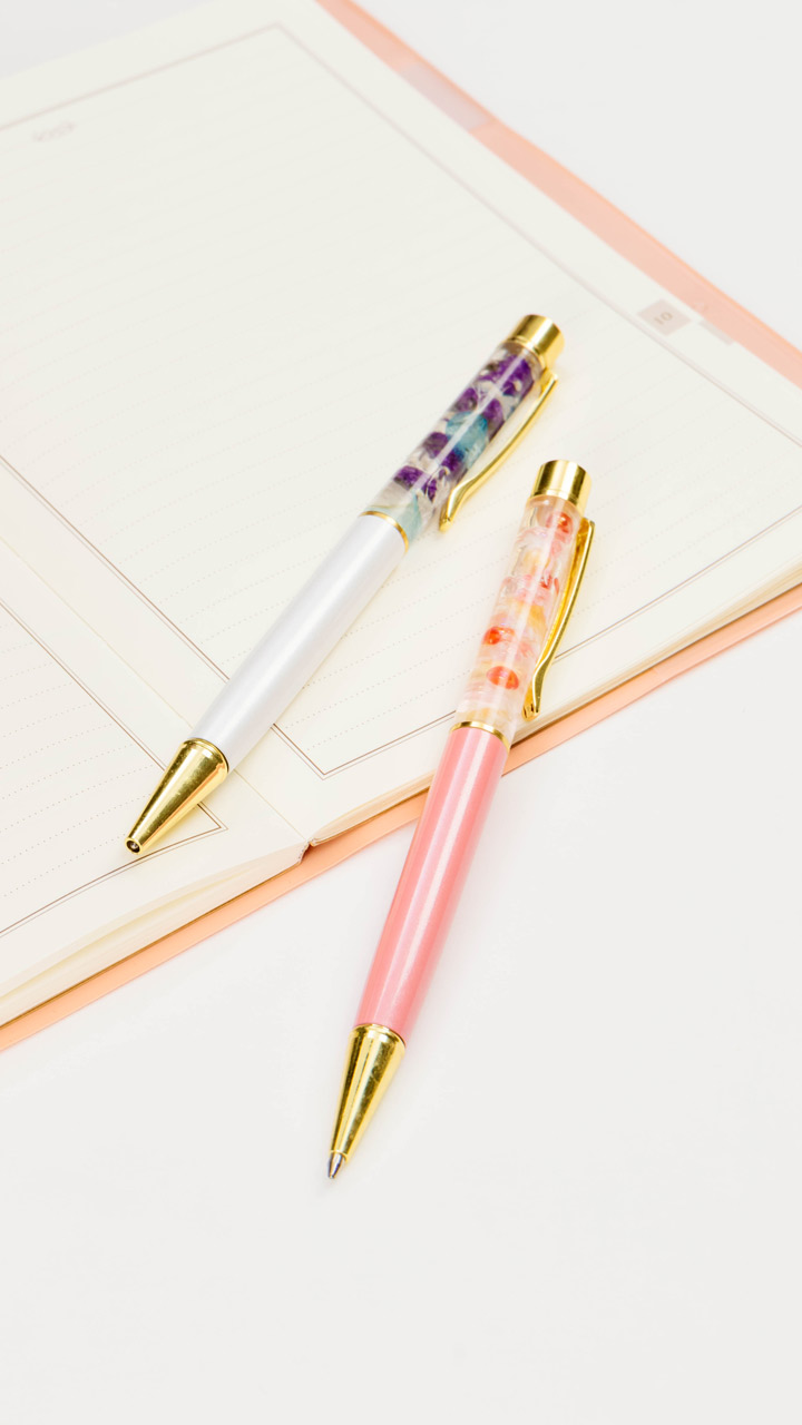 思わずうっとり♡ゆらゆら可愛いハーバリウムボールペン