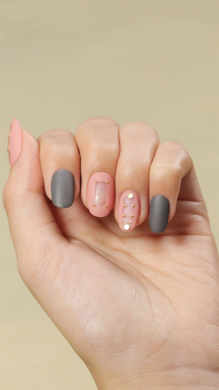 自爪が透けて見えるのが新しい☆くり抜きマットネイル