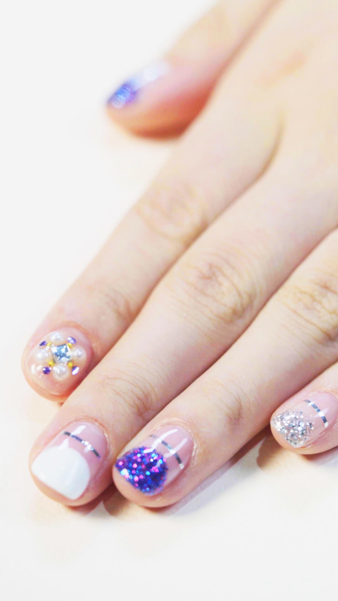 不器用セルフネイラーさんも安心♡パーツを置くだけブローチネイル