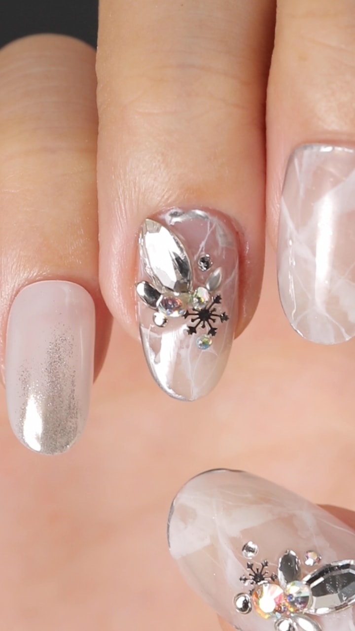 神秘的 冬仕様の大理石ネイル C Channel