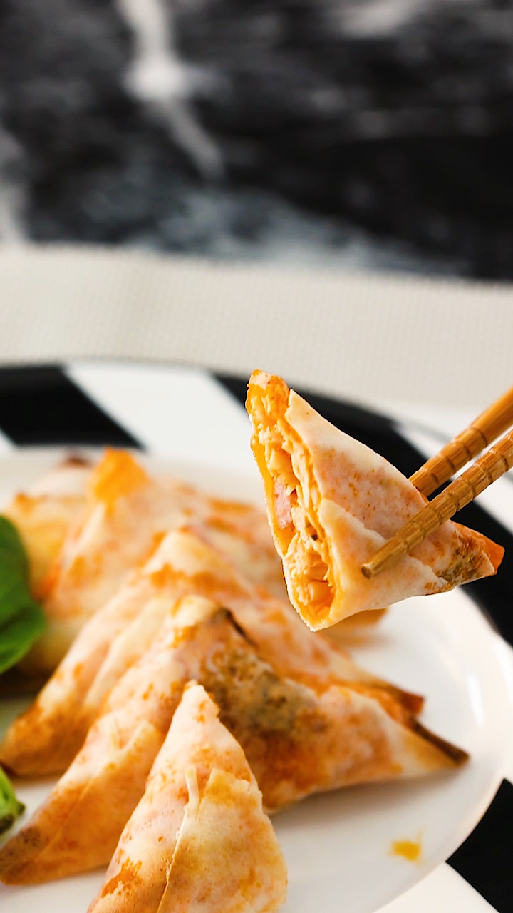 新定番？！ワンハンドで食べやすい♪♩春巻きの皮で一口チキンピザ