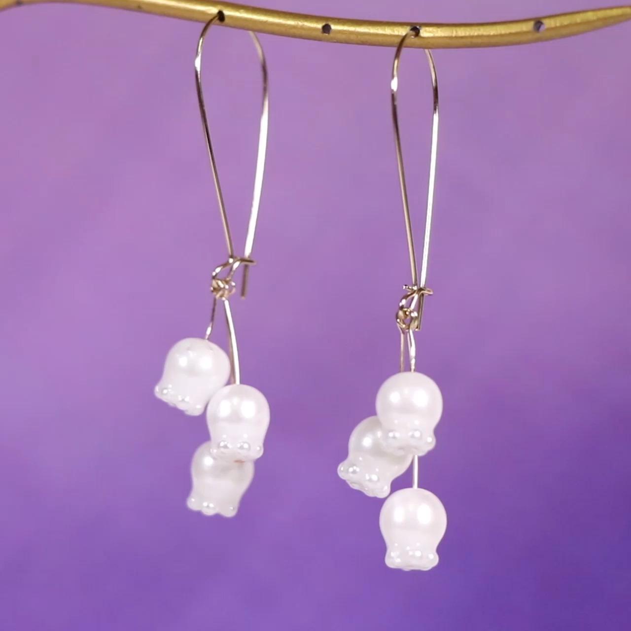 可憐にゆれる 「パールすずらんピアス」