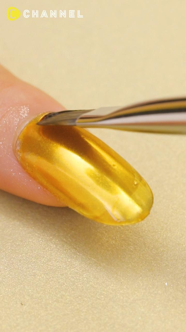 シックで高級な秋の手元に♡メタリックべっこうネイル