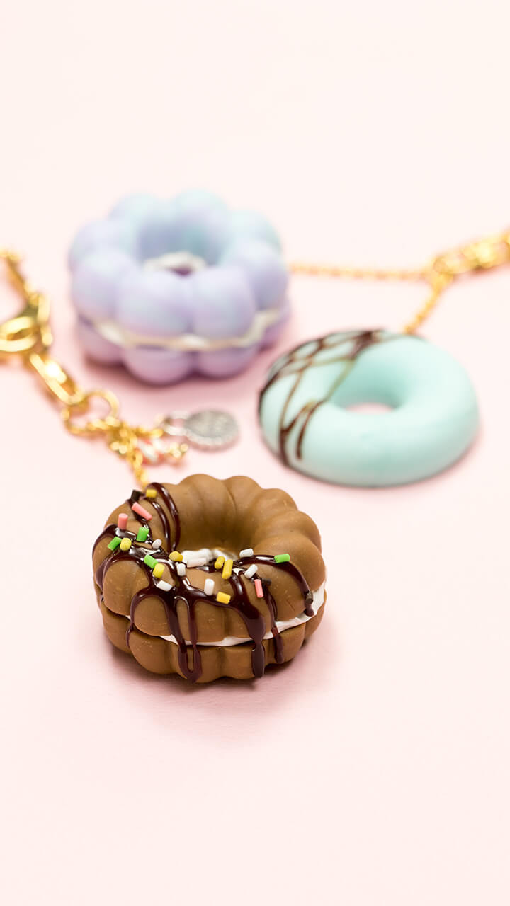 ボリュームたっぷりで美味しそう！クリームサンドのドーナツチャーム♡