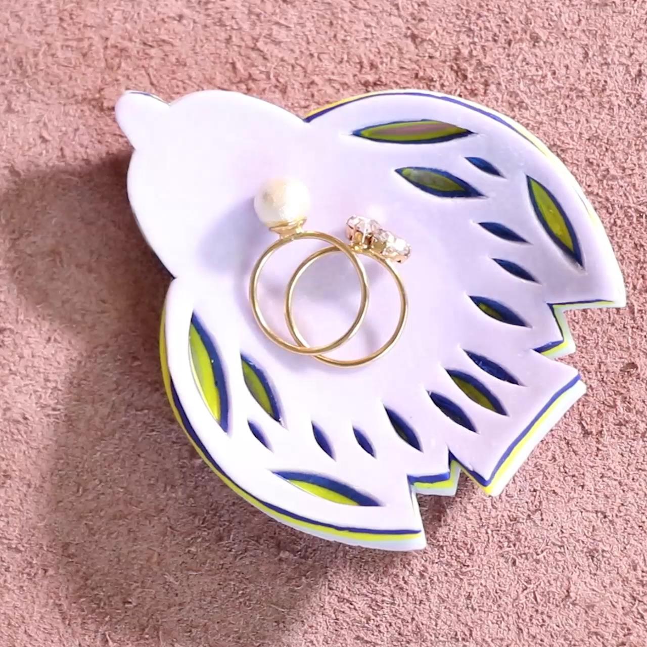 色の重なりがうつくしい「小鳥の豆皿」