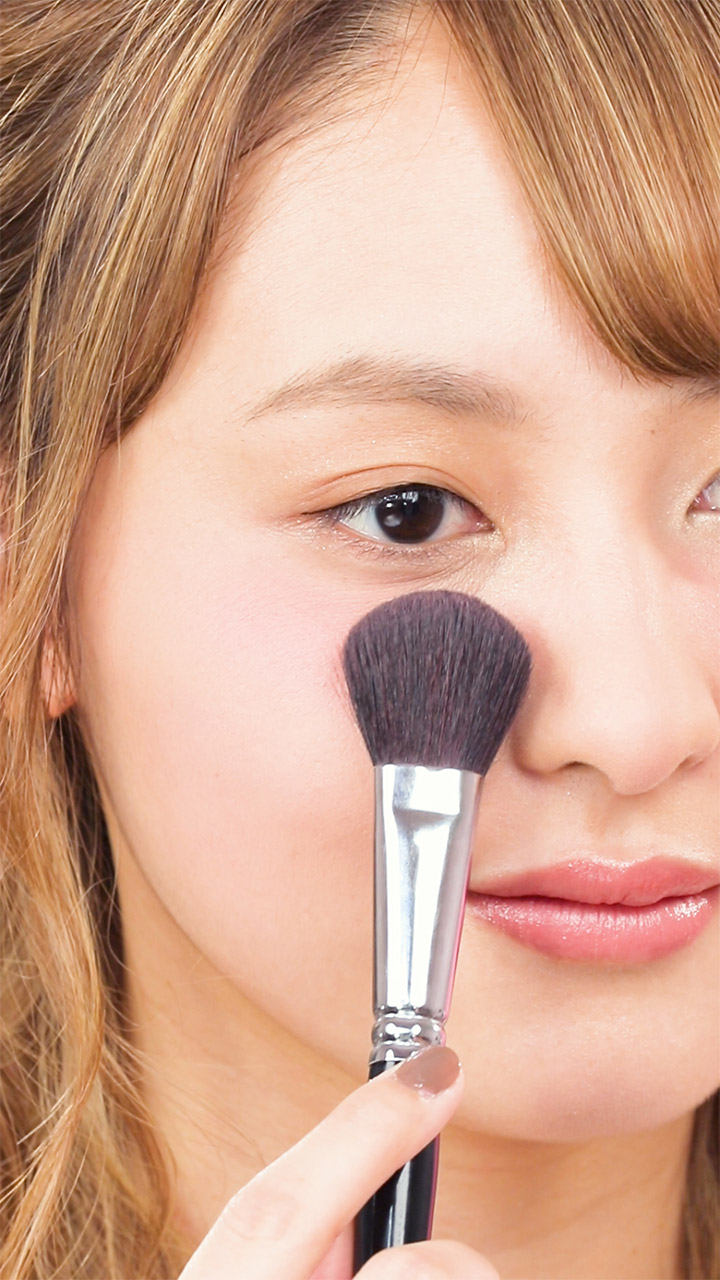 チークのお直ししないと損かも！？印象が変わる時間別チークメイク