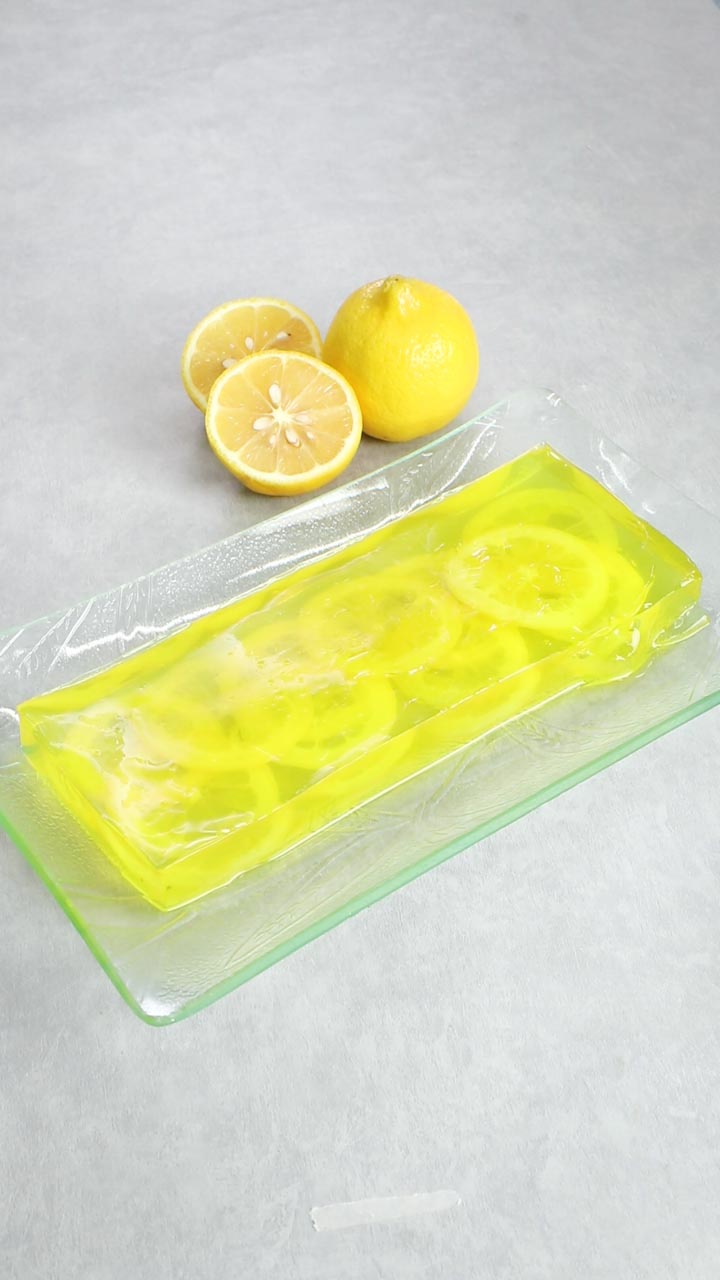 涼しさ感じる透明レモンゼリー