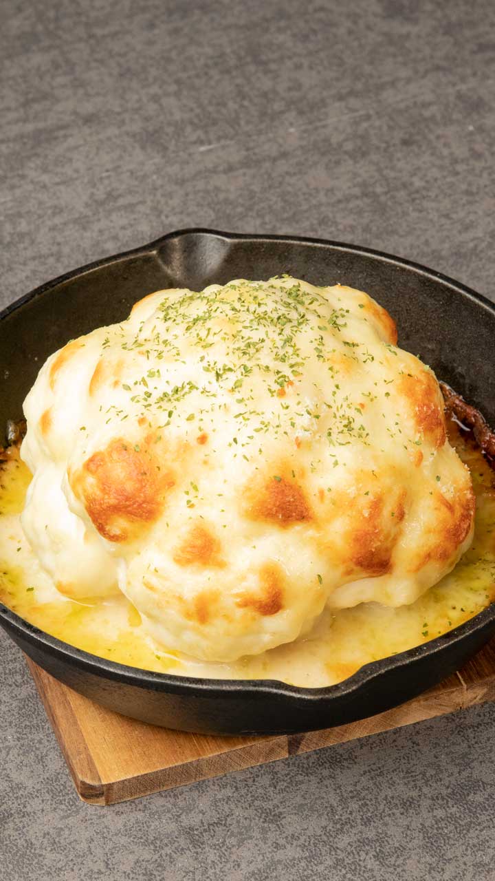 スキレットでカリフラワーの丸ごとチーズグラタン