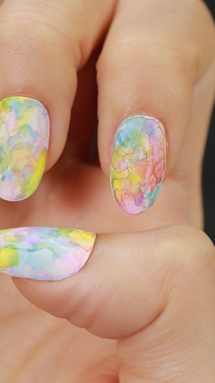 華やかで女性らしい♡セルフタイダイネイル