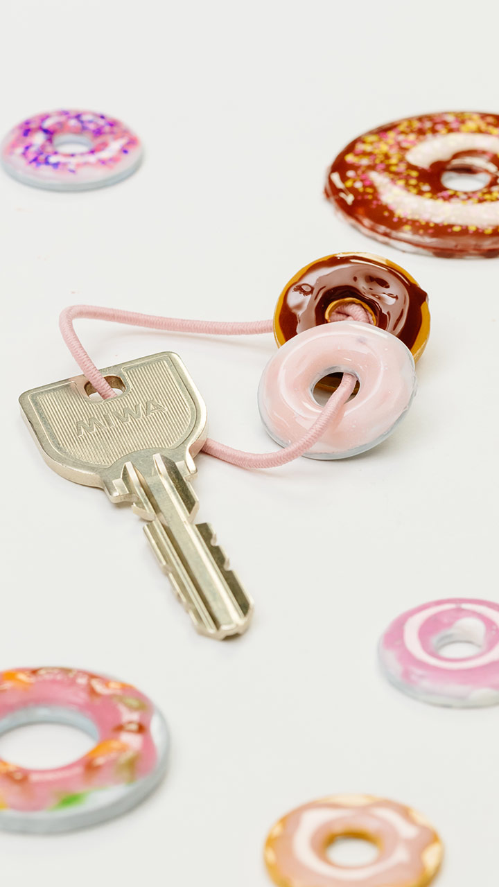 マニキュアで簡単ドーナッツキーホルダー♡