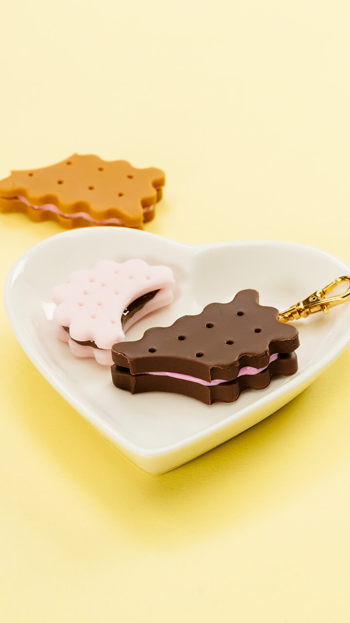 かじられちゃった！クリームサンドのビスケットチャーム♡