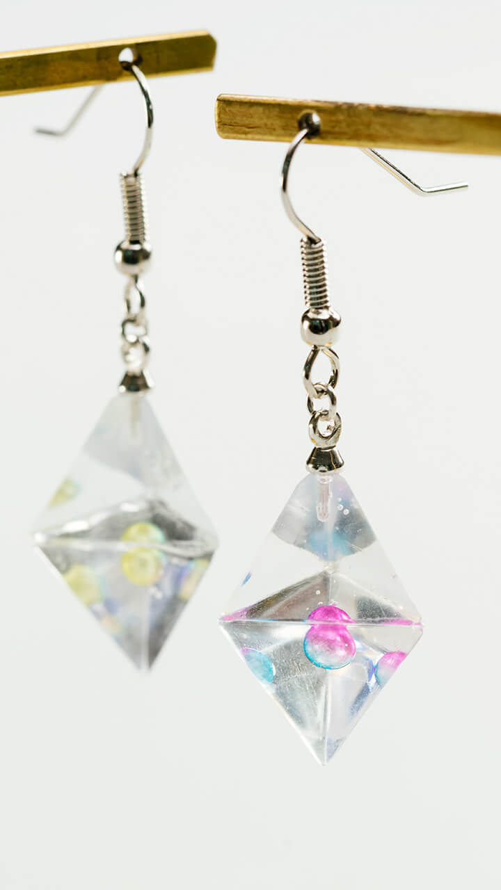 反射したパールが美しい♡レジンのクリスタルピアス