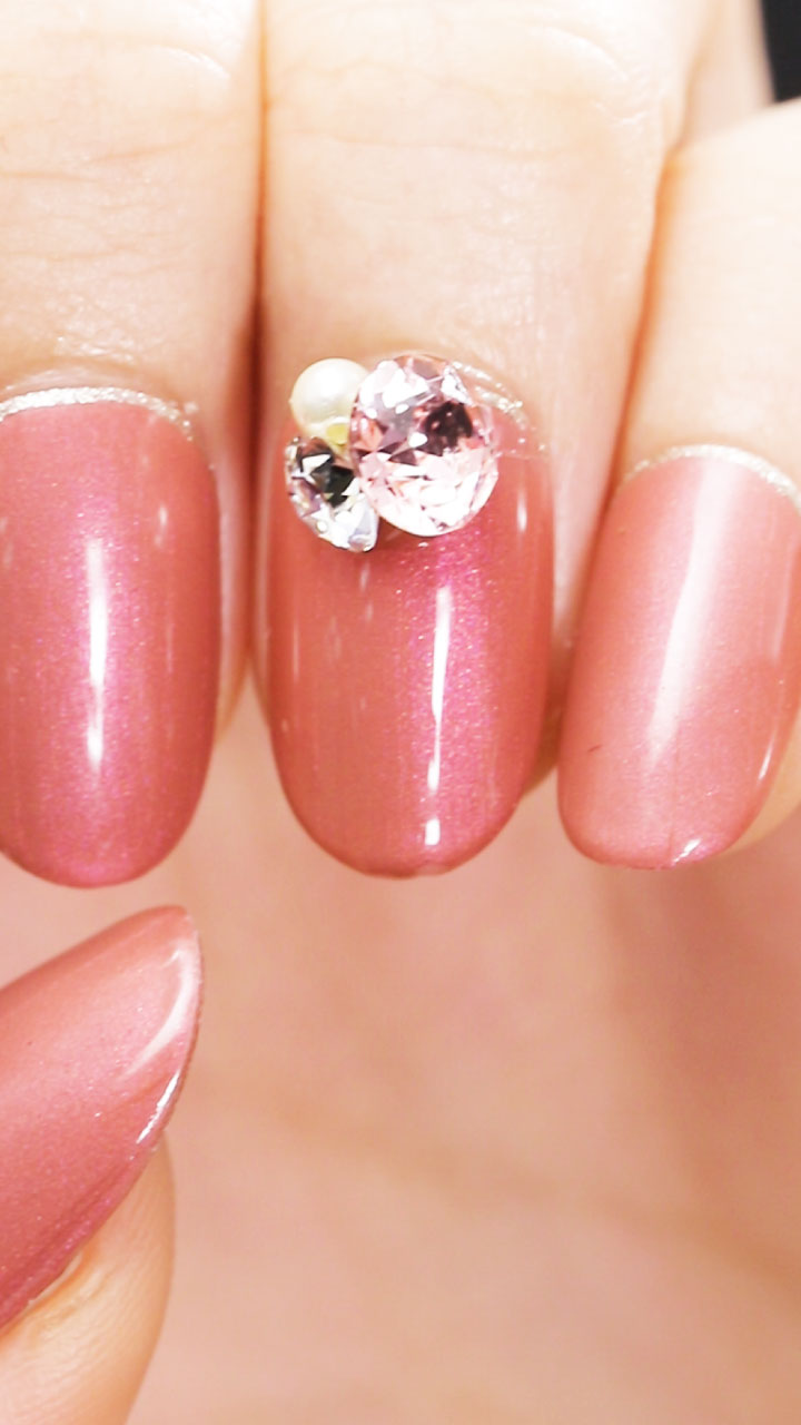 シンプルでオトナっぽい！ストーンネイル