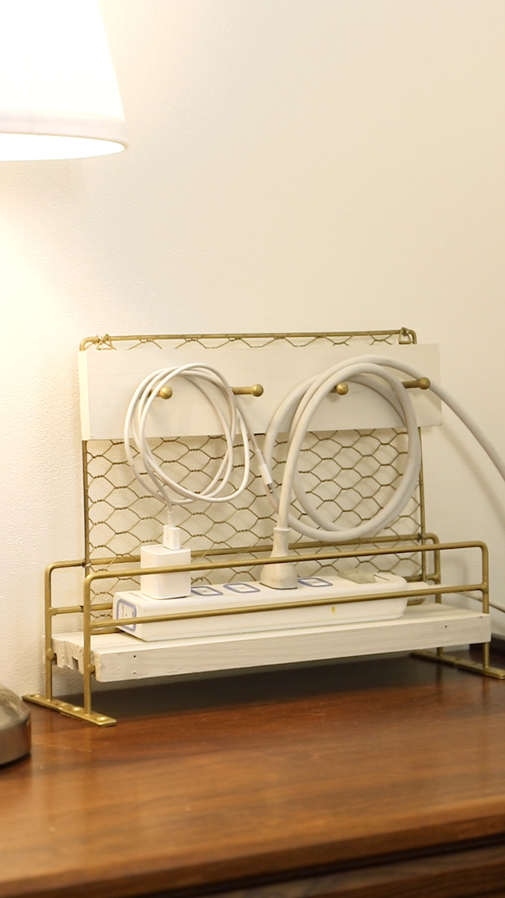 レトロカワイイ雰囲気に♪「電源タップスタンド」でコードもすっきり収納しよう！