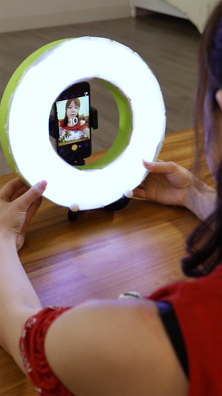 気分はインスタグラマー♡本格的な「リングライト」がお菓子の空き箱でできる♪