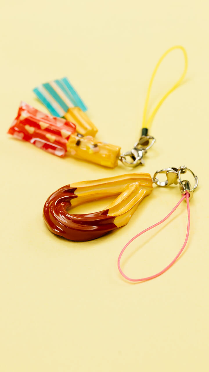 リアルな焼き色が美味しそう♡チュロスストラップ