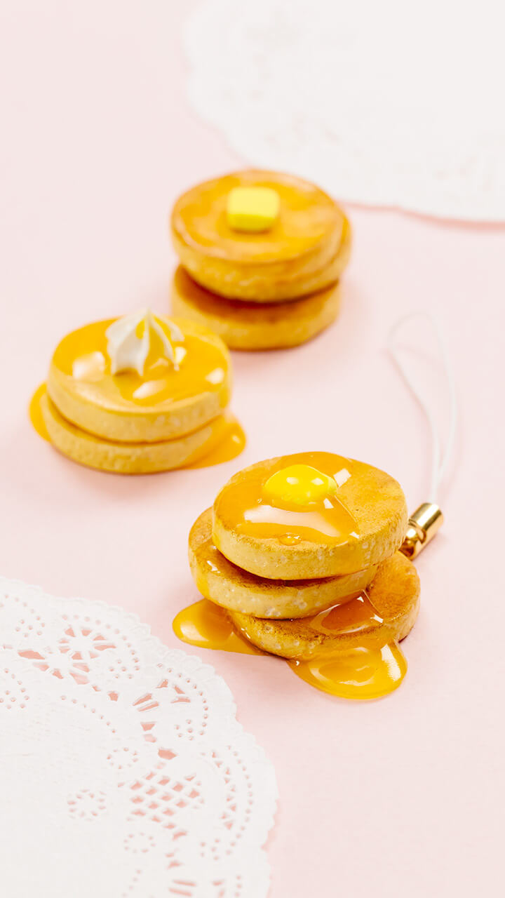 たっぷりシロップが食欲をそそる？♡3段のホットケーキストラップ