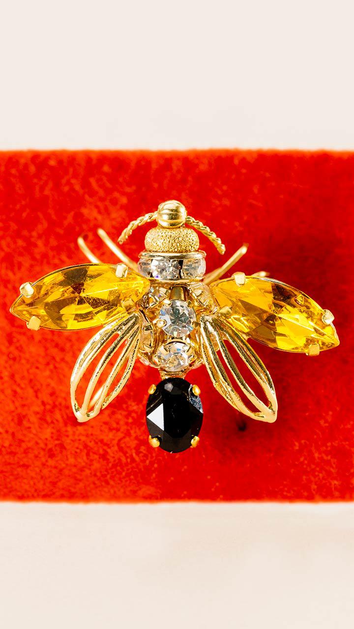 幸運の印?! 蜂のゴージャスブローチ