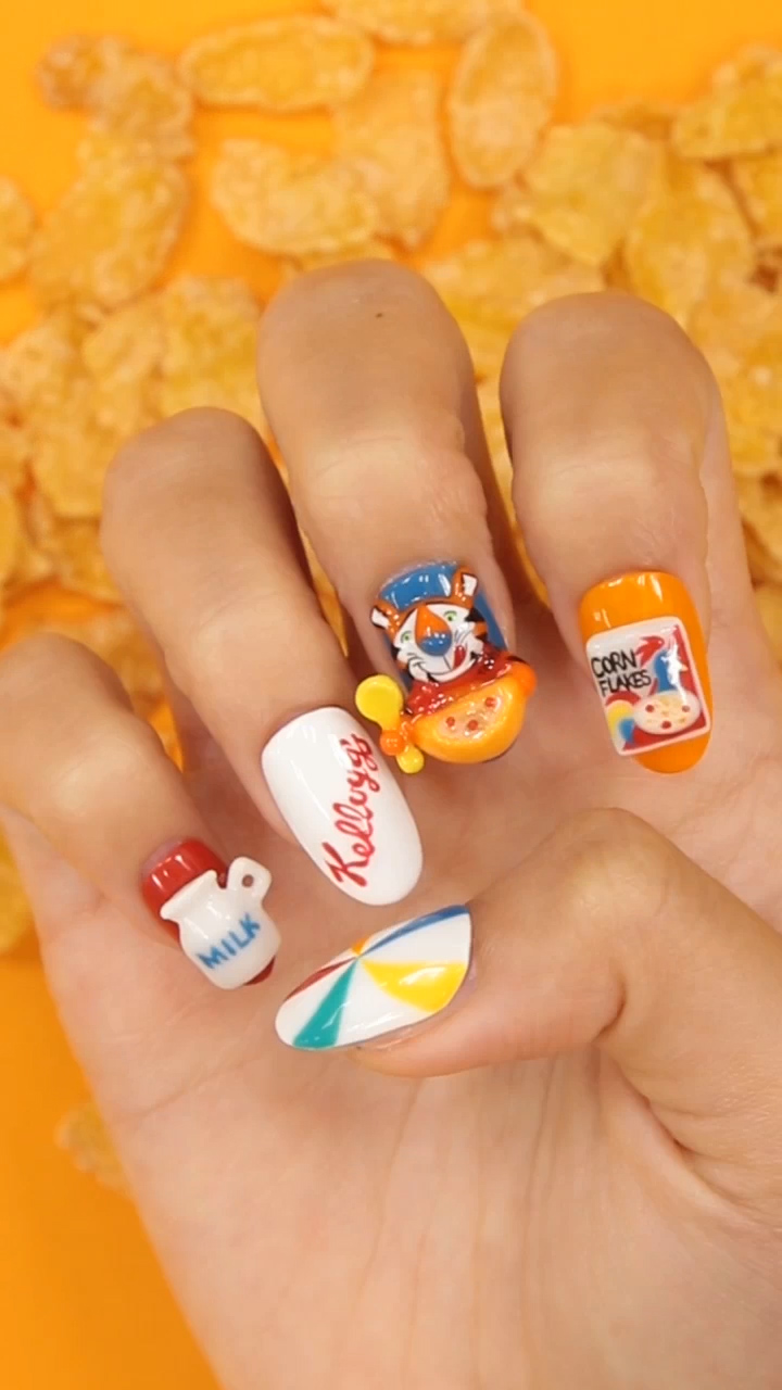 今にも動き出しそう！立体的で可愛いタイガーネイル♡