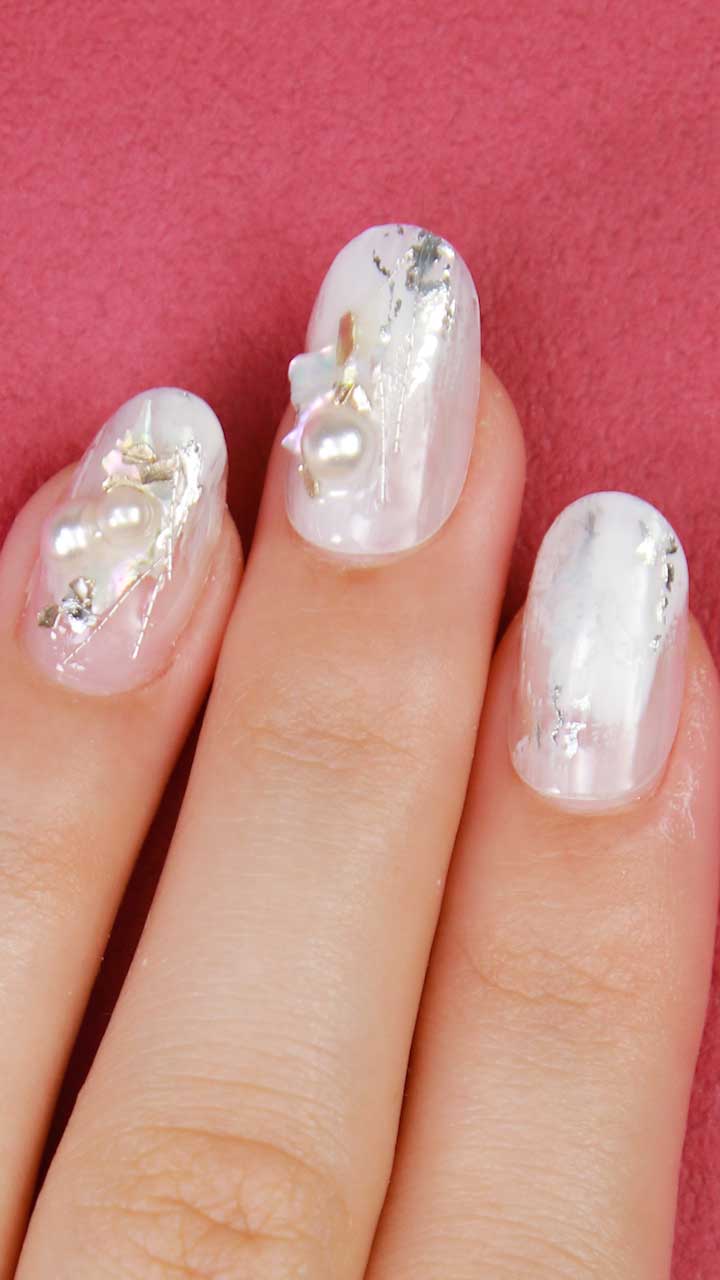 ワントーンで上品に♡爽やかビジューネイル