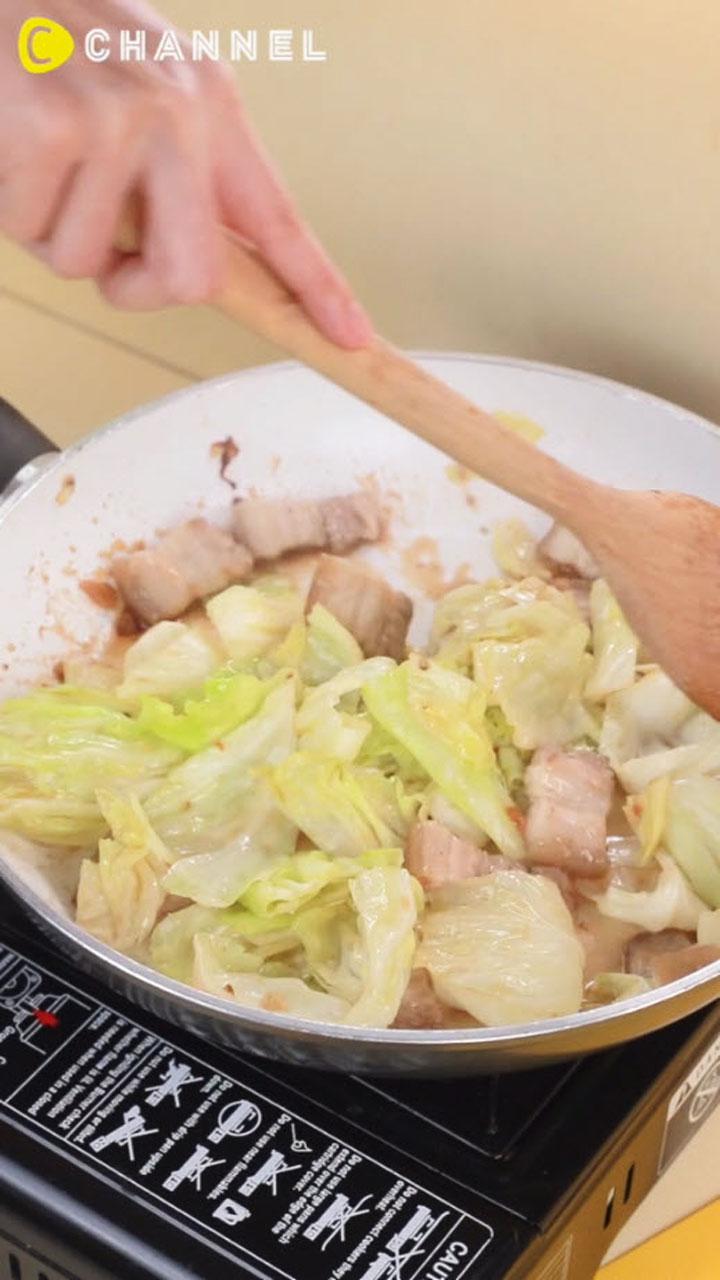 กะหล่ำปลีหมูสามชั้นผัดน้ำปลา