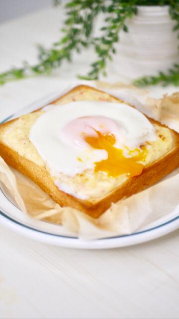 【やみつき注意】半熟目玉焼き！とろとろカニクリームトースト