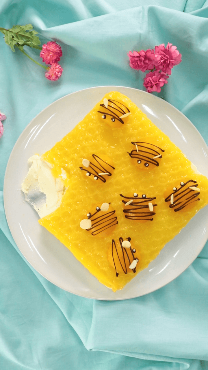 プルプル！ハチが乗ったアプリコットチーズケーキ