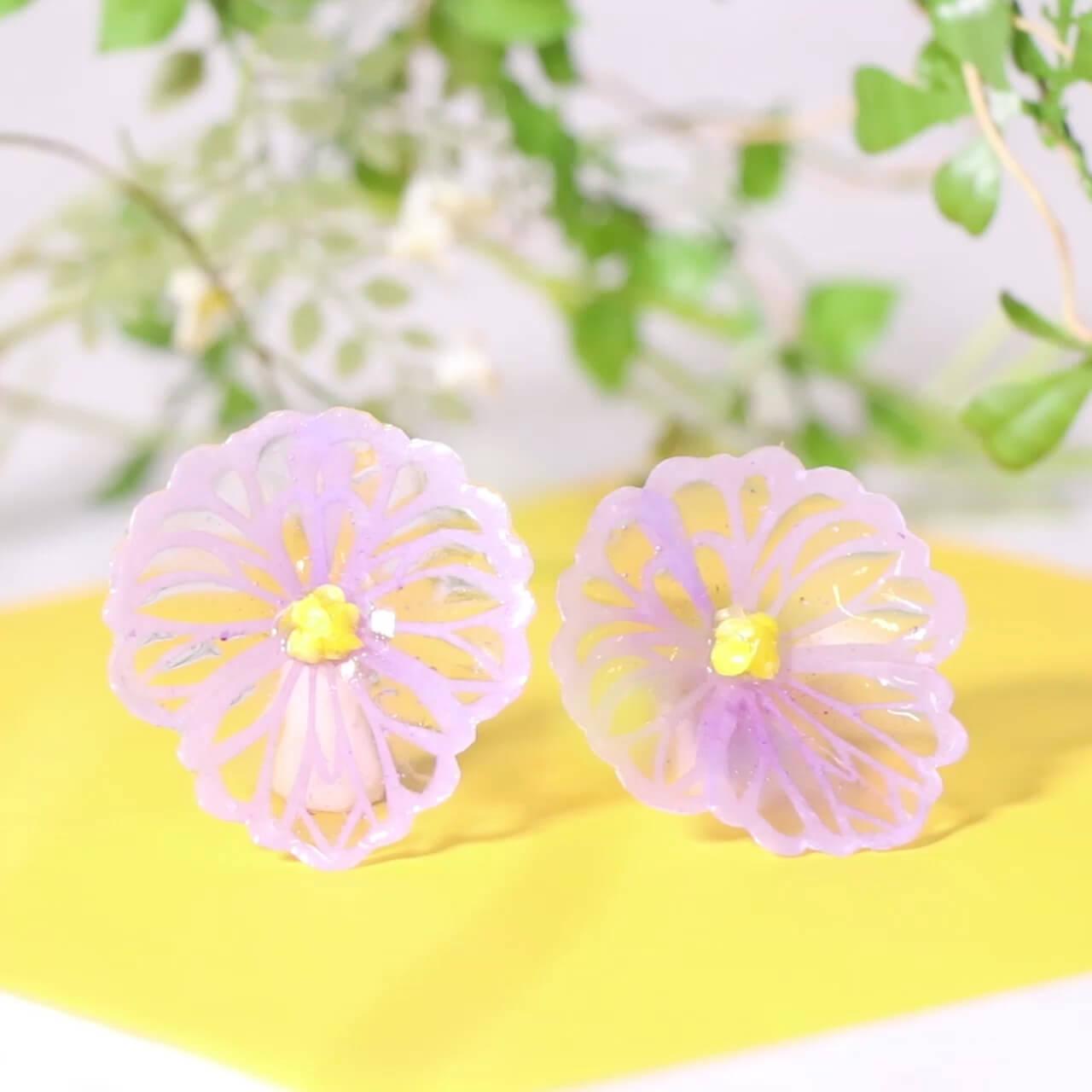 紙をとじこめて♪ 「スミレの切り絵ピアス」